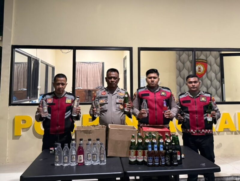 Barang sitaan 59 Botol Miras dari Dua Toko di Giat Patroli Sat Samapta Polresta Sumenep selasa malam (11/08/2026.