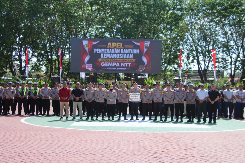 Kapolresta Sumenep Kombes Pol Ariek Indra Sentanu bersama jajaran personel Polresta Sumenep dalam Apel Jam Pimpinan dan penyerahan bantuan kemanusiaan untuk korban gempa bumi di Nusa Tenggara Timur (NTT), Kamis (20/8/2026).