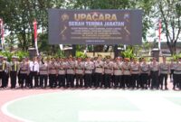 Kapolresta Sumenep Kombes Pol Ariek Indra Sentanu memimpin upacara Serah Terima Jabatan sejumlah pejabat utama dan Kapolsek jajaran Polresta Sumenep di Lapangan Tri Brata Polresta Sumenep