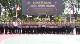 Kapolresta Sumenep Kombes Pol Ariek Indra Sentanu memimpin upacara Serah Terima Jabatan sejumlah pejabat utama dan Kapolsek jajaran Polresta Sumenep di Lapangan Tri Brata Polresta Sumenep