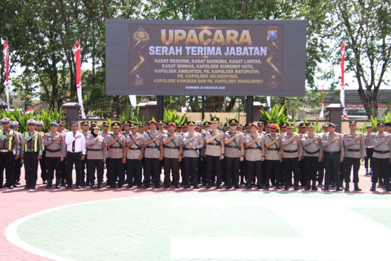Kapolresta Sumenep Kombes Pol Ariek Indra Sentanu memimpin upacara Serah Terima Jabatan sejumlah pejabat utama dan Kapolsek jajaran Polresta Sumenep di Lapangan Tri Brata Polresta Sumenep