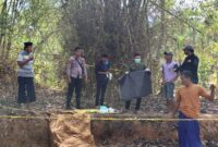 Polisi olah TKP penemuan mayat terbakar di Batang batang