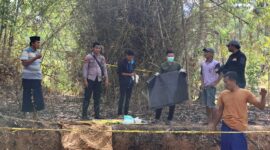 Polisi olah TKP penemuan mayat terbakar di Batang batang