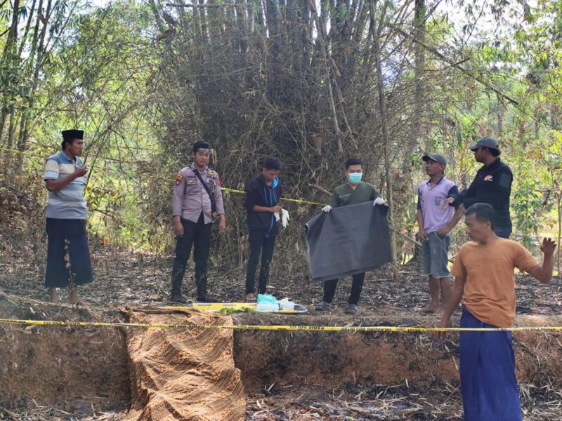 Polisi olah TKP penemuan mayat terbakar di Batang batang