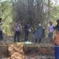 Polisi olah TKP penemuan mayat terbakar di Batang batang