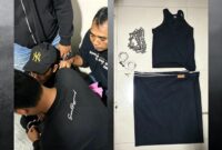 Kiri: Petugas mengamankan tersangka. Kanan: Barang bukti berupa pakaian, sarung, dan rantai yang disita terkait kasus tersebut.