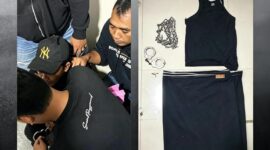 Kiri: Petugas mengamankan tersangka. Kanan: Barang bukti berupa pakaian, sarung, dan rantai yang disita terkait kasus tersebut.