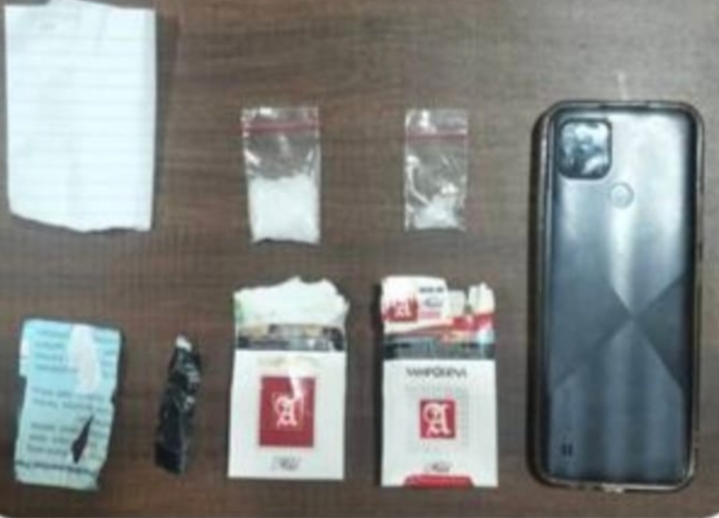 Barang bukti narkotika jenis sabu seberat 4,28 gram yang ditemukan petugas di tangan dan saku baju tersangka HBG (55) saat operasi di Jalan Kartini Gang I, Desa Pangarangan, Sumenep, Rabu malam.