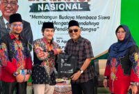 Bapak Mohammad Yono, M.Pd. selaku perwakilan Kementrian Agama Kabupaten Sumenep, bersama ketua Panitia Ahmad Syukri Billa. Acara Seminar Literasi Nasional
