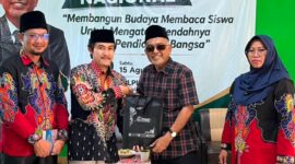 Bapak Mohammad Yono, M.Pd. selaku perwakilan Kementrian Agama Kabupaten Sumenep, bersama ketua Panitia Ahmad Syukri Billa. Acara Seminar Literasi Nasional