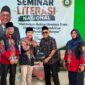 Bapak Mohammad Yono, M.Pd. selaku perwakilan Kementrian Agama Kabupaten Sumenep, bersama ketua Panitia Ahmad Syukri Billa. Acara Seminar Literasi Nasional