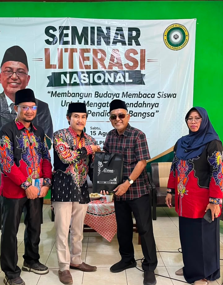 Bapak Mohammad Yono, M.Pd. selaku perwakilan Kementrian Agama Kabupaten Sumenep, bersama ketua Panitia Ahmad Syukri Billa. Acara Seminar Literasi Nasional