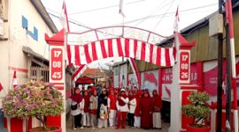 Dengan penuh semangat Warga Rt 07 Re 11 desa Pamolokan Siap siap  jalan sehat sambil nungu pelepasan dari ketua RT
 