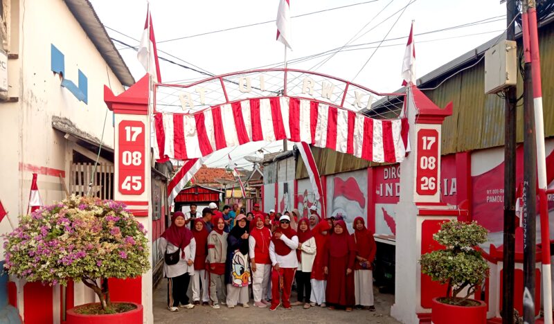 Dengan penuh semangat Warga Rt 07 Re 11 desa Pamolokan Siap siap  jalan sehat sambil nungu pelepasan dari ketua RT
 