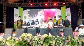 Santunan Anak Yatim disampaikan ketua Panitia  lora Ahmad Syukri Billah. S, Pd. dalam Momentum Dua Dekade Haul Akbar KH. Sirojuddin. 