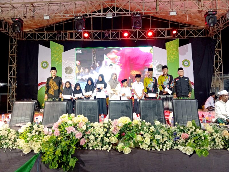 Santunan Anak Yatim disampaikan ketua Panitia  lora Ahmad Syukri Billah. S, Pd. dalam Momentum Dua Dekade Haul Akbar KH. Sirojuddin. 