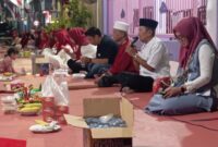 Moment   Bapak RT 01 RW 11.Maswar memberikan sambutan dalam acara makan dan kumpul bersama warga Rt 01 / 11