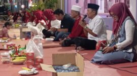 Moment   Bapak RT 01 RW 11.Maswar memberikan sambutan dalam acara makan dan kumpul bersama warga Rt 01 / 11