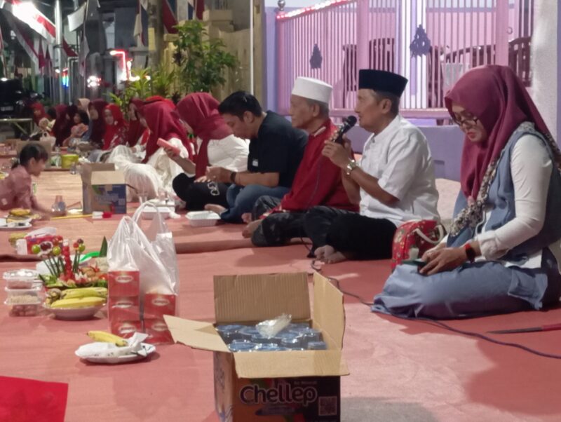 Moment   Bapak RT 01 RW 11.Maswar memberikan sambutan dalam acara makan dan kumpul bersama warga Rt 01 / 11