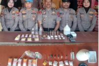 Kapolsek Masalembu beserta jajaran menampilkan barang bukti narkotika jenis sabu yang berhasil diamankan, Senin (7/9/2026).