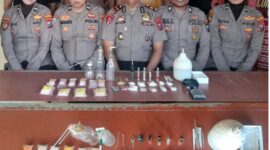 Kapolsek Masalembu beserta jajaran menampilkan barang bukti narkotika jenis sabu yang berhasil diamankan, Senin (7/9/2026).
