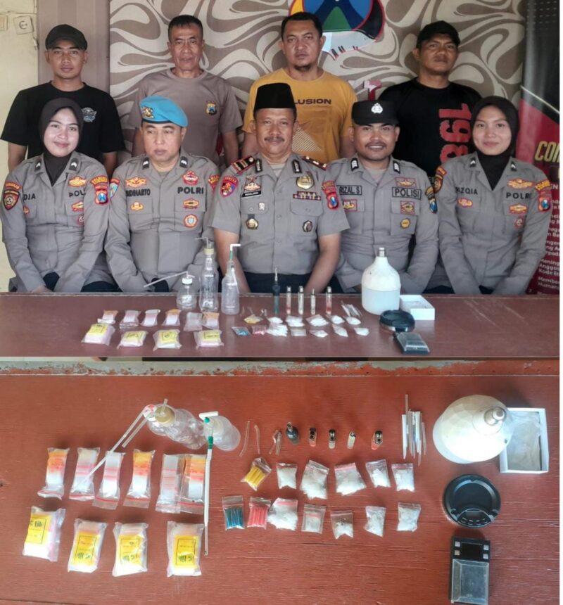 Kapolsek Masalembu beserta jajaran menampilkan barang bukti narkotika jenis sabu yang berhasil diamankan, Senin (7/9/2026).