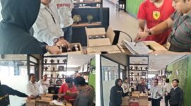 Petugas Satresnarkoba Polresta Sumenep saat memeriksa dan mengamankan barang bukti minuman beralkohol di Cafe Lotus, Senin (7/9/2026).