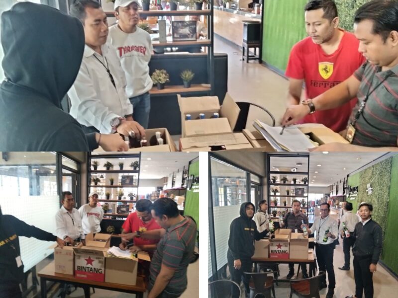 Petugas Satresnarkoba Polresta Sumenep saat memeriksa dan mengamankan barang bukti minuman beralkohol di Cafe Lotus, Senin (7/9/2026).