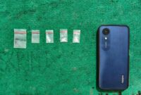 Barang bukti berupa narkotika jenis sabu dalam plastik klip dan ponsel merek Oppo yang diamankan Polsek Kangean.