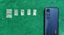 Barang bukti berupa narkotika jenis sabu dalam plastik klip dan ponsel merek Oppo yang diamankan Polsek Kangean.