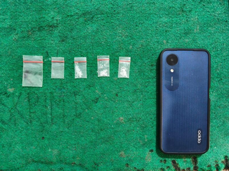 Barang bukti berupa narkotika jenis sabu dalam plastik klip dan ponsel merek Oppo yang diamankan Polsek Kangean.