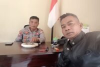 Wartawan media JatimEkspos.com Moh Ali Hasan bersilaturahmi bersama Kapolsek Ambunten Edi Sumarno, S.H. di ruang kerjanya, Jumat (25/9/2026). Pertemuan ini mempererat silaturahmi antara insan pers dan pimpinan kepolisian setempat.