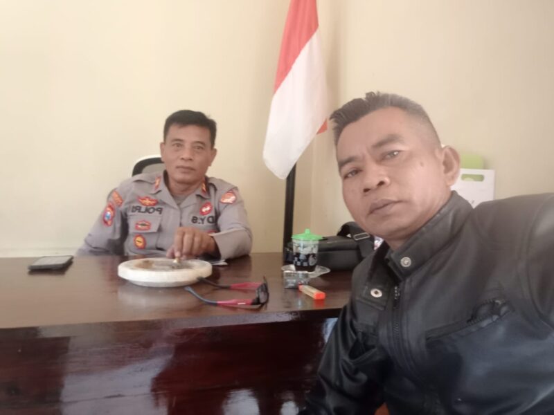 Wartawan media JatimEkspos.com Moh Ali Hasan bersilaturahmi bersama Kapolsek Ambunten Edi Sumarno, S.H. di ruang kerjanya, Jumat (25/9/2026). Pertemuan ini mempererat silaturahmi antara insan pers dan pimpinan kepolisian setempat.