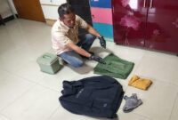 Petugas kepolisian menunjukkan barang bukti berupa pakaian yang disita terkait kasus dugaan pencabulan di wilayah Batuputih, Kabupaten Sumenep