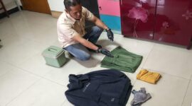 Petugas kepolisian menunjukkan barang bukti berupa pakaian yang disita terkait kasus dugaan pencabulan di wilayah Batuputih, Kabupaten Sumenep