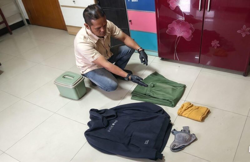 Petugas kepolisian menunjukkan barang bukti berupa pakaian yang disita terkait kasus dugaan pencabulan di wilayah Batuputih, Kabupaten Sumenep