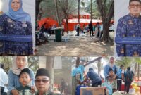 Moh. Arsya Hidayatullah bersama ibunda, sesaat setelah menerima paket bantuan dari kegiatan khitan massal di Pantai Slopeng, Sumenep. Foto: Moh. Ali Hasan / JatimEkspos.com