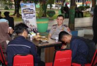 Suasana hangat Kapolresta Sumenep bersilaturahmi dengan warga dan mitra pengemudi daring di Taman Bunga Sumenep.