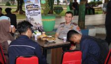 Suasana hangat Kapolresta Sumenep bersilaturahmi dengan warga dan mitra pengemudi daring di Taman Bunga Sumenep.