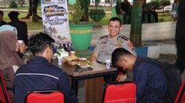 Suasana hangat Kapolresta Sumenep bersilaturahmi dengan warga dan mitra pengemudi daring di Taman Bunga Sumenep.