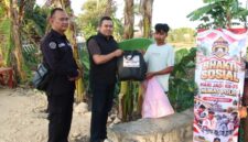 Foto: Penyerahan bantuan bakti sosial kepada warga sebagai bagian dari rangkaian peringatan HUT ke-75 Humas Polri Polresta Sumenep.