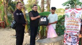 Foto: Penyerahan bantuan bakti sosial kepada warga sebagai bagian dari rangkaian peringatan HUT ke-75 Humas Polri Polresta Sumenep.