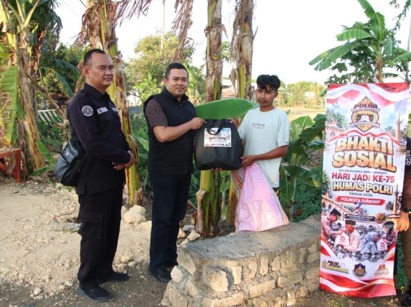 Foto: Penyerahan bantuan bakti sosial kepada warga sebagai bagian dari rangkaian peringatan HUT ke-75 Humas Polri Polresta Sumenep.