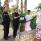 Foto: Penyerahan bantuan bakti sosial kepada warga sebagai bagian dari rangkaian peringatan HUT ke-75 Humas Polri Polresta Sumenep.