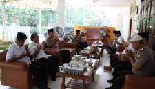 Suasana silaturahmi Kapolresta Sumenep beserta jajaran dengan pengurus Pondok Pesantren Al-Amien Prenduan.