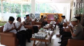 Suasana silaturahmi Kapolresta Sumenep beserta jajaran dengan pengurus Pondok Pesantren Al-Amien Prenduan.