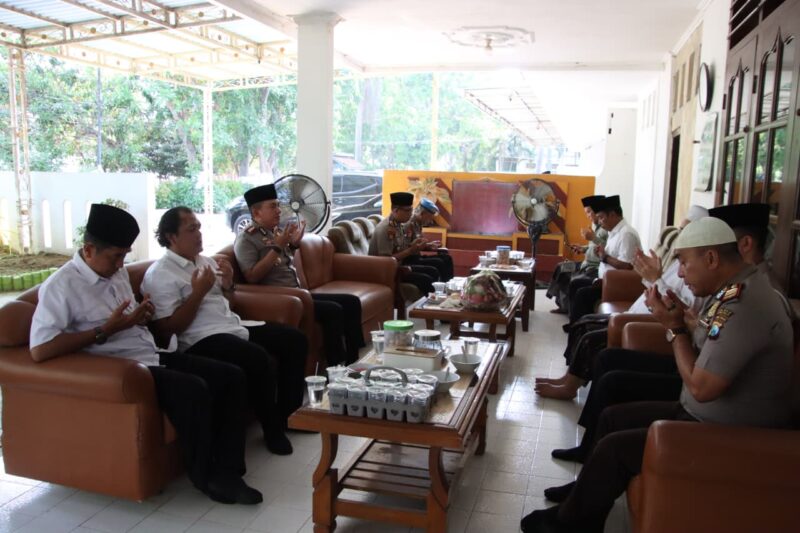 Suasana silaturahmi Kapolresta Sumenep beserta jajaran dengan pengurus Pondok Pesantren Al-Amien Prenduan.
