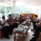 Suasana silaturahmi Kapolresta Sumenep beserta jajaran dengan pengurus Pondok Pesantren Al-Amien Prenduan.
