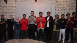 Kapolresta Sumenep beserta jajaran foto bersama dengan perwakilan GMNI Sumenep.