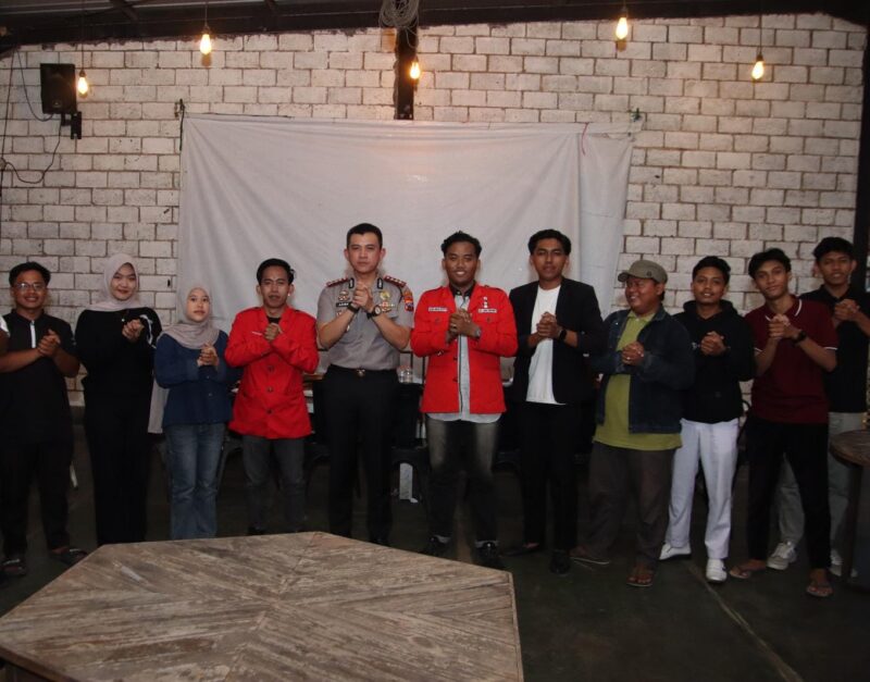 Kapolresta Sumenep beserta jajaran foto bersama dengan perwakilan GMNI Sumenep.